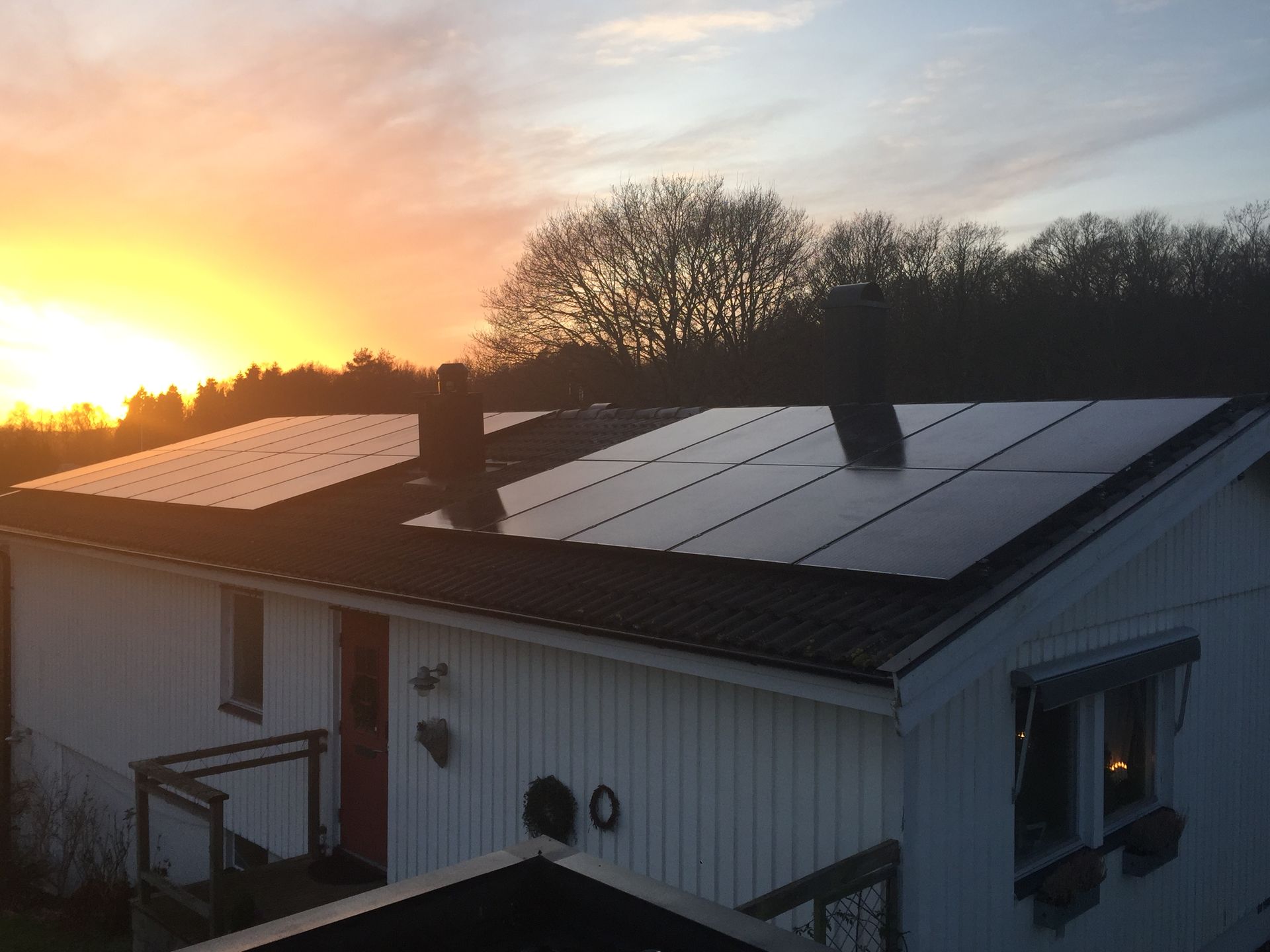 Nyinstallerade solceller på tak i Onsala